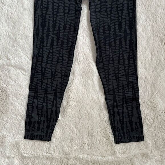 SPANX Look At Me Now Seamless Geometric Leggings Black and Gray cropped - Picture 6 of 10